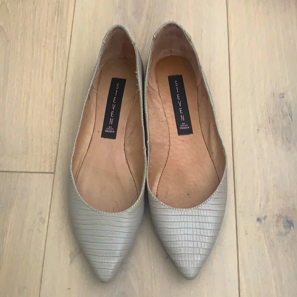 Steven by Steve Madden Gray Crocodily Style Pointed Flats